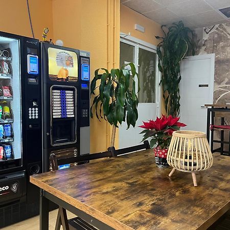 Debod Hostel マドリード エクステリア 写真