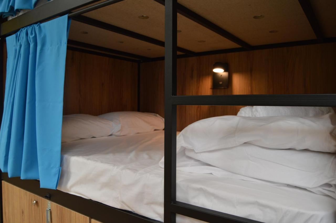 Debod Hostel マドリード エクステリア 写真