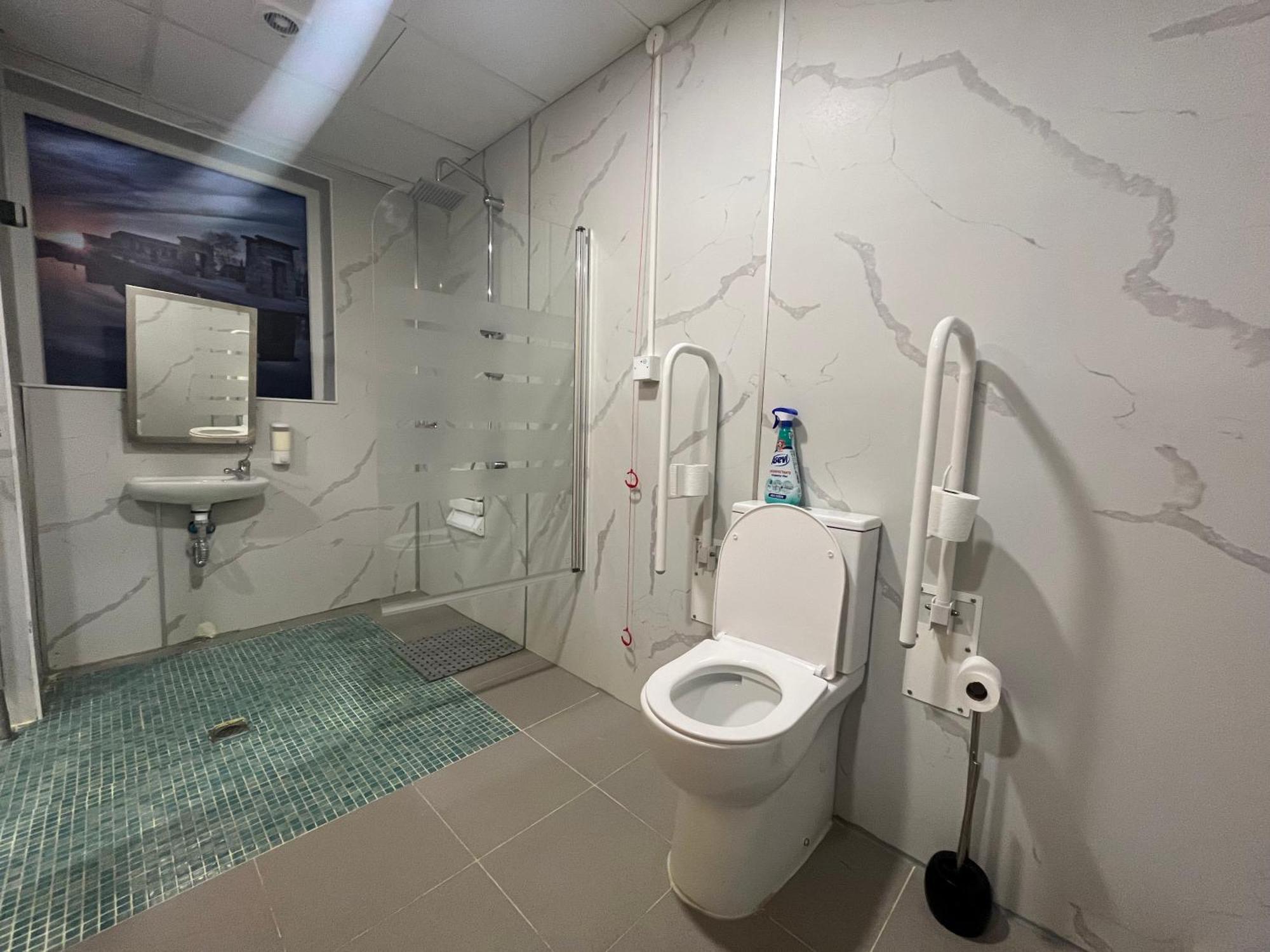Debod Hostel マドリード エクステリア 写真