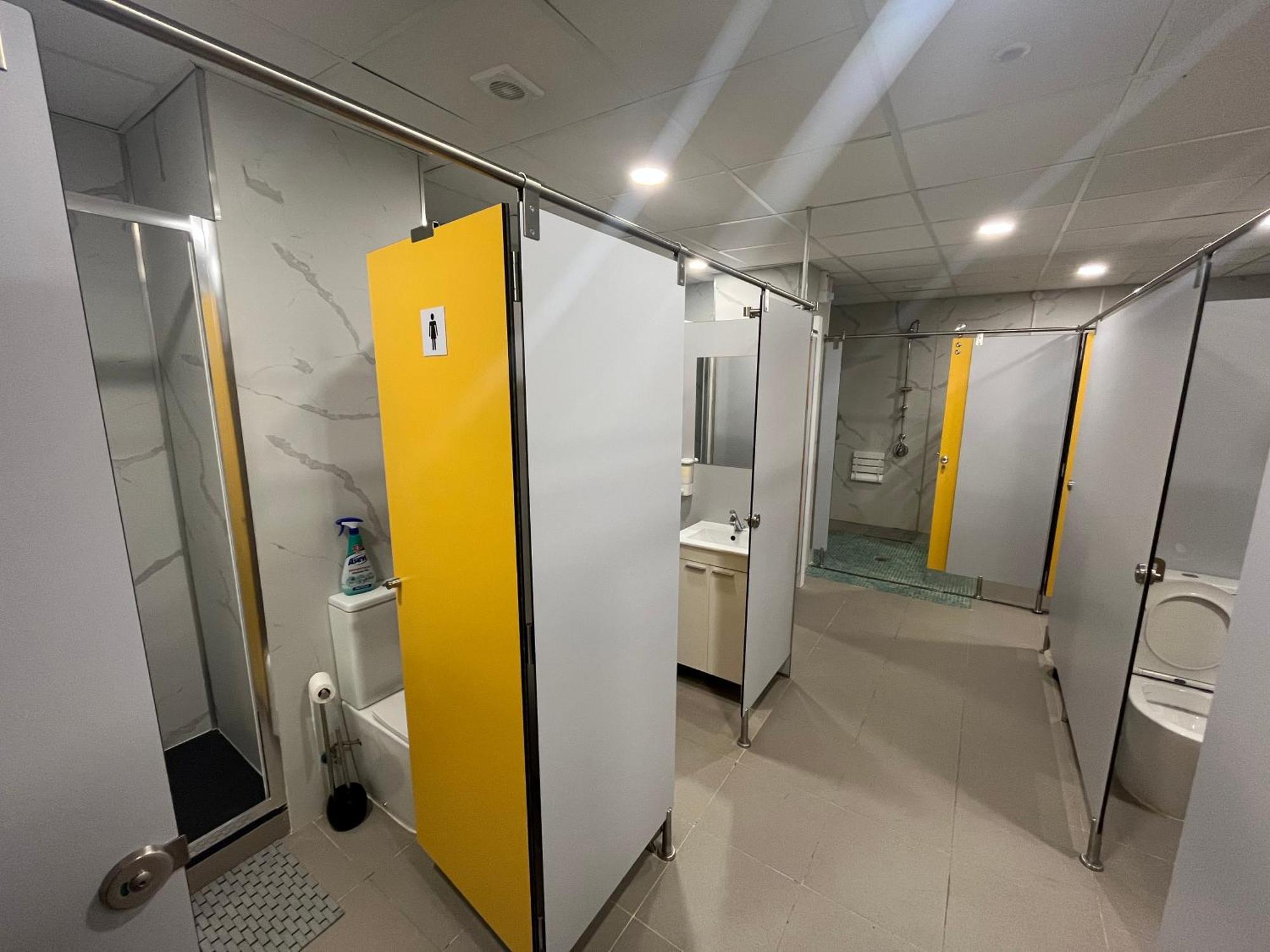 Debod Hostel マドリード エクステリア 写真